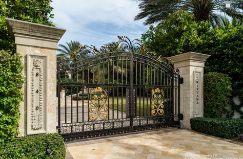 Fancy Gates Entrance, Gated Houses Exterior, House Gate Entrance, Mansion Gates Entrance, Gate Entrance Ideas, Mansion Gate, Gated Entrance, Front Room Design, Gate Entrance