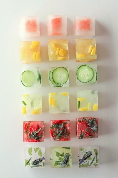 Fruit Ice Cubes, Flavored Ice Cubes, Sommer Mad, Flavored Ice, Resep Smoothie, Resep Diet, Infused Water Recipes, Fruit Ice, Flavor Ice