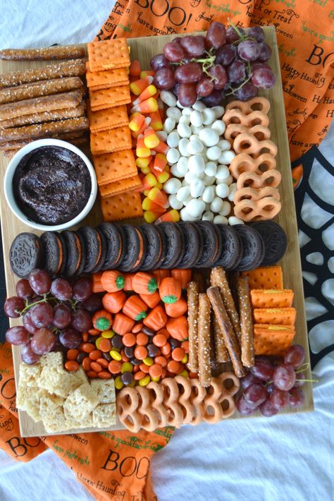 Halloween Dessert Charcuterie Board Charcuterie Board Themes Halloween, Easy Halloween Snack Board, Halloween Serving Ideas, Spooky Girls Night Snacks, Charcuterie Board For Halloween, October Charcuterie Board, Candy Charcuterie Board Halloween, Pumpkin Themed Charcuterie Board, Fall Candy Charcuterie Board