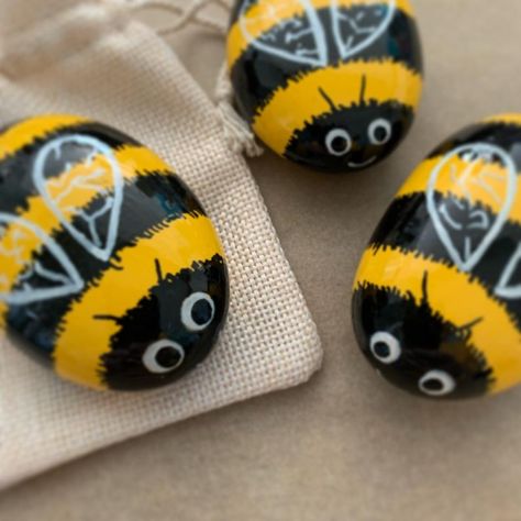 Bee Rocks, Sea Rocks, Art Faces, Cottage Crafts, Painted Rocks Kids, Decorated Flower Pots, Painted Rocks Craft, Stones Diy, Snowman Painting