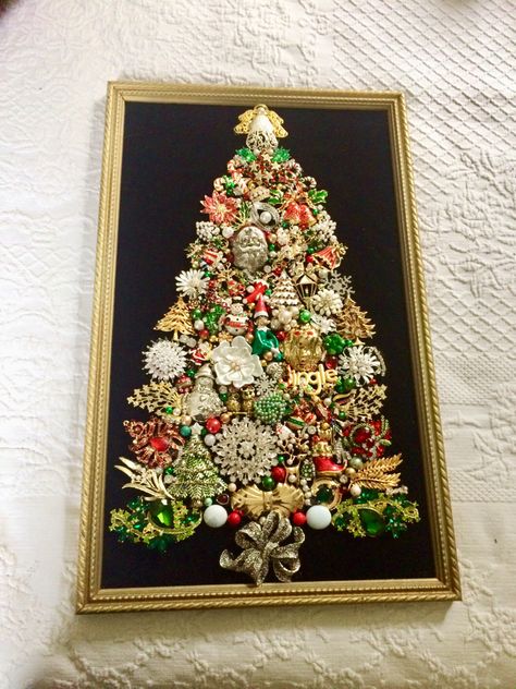 Vintage Jewelry Christmas Tree Brooch Pin, Vintage Jewelry Art Christmas Tree, Christmas Tree Collage Art, Brooch Art Framed, Brooch Tree, Brooch Frame, Rhinestone Pictures, Repurpose Jewelry, Jewelry Angel