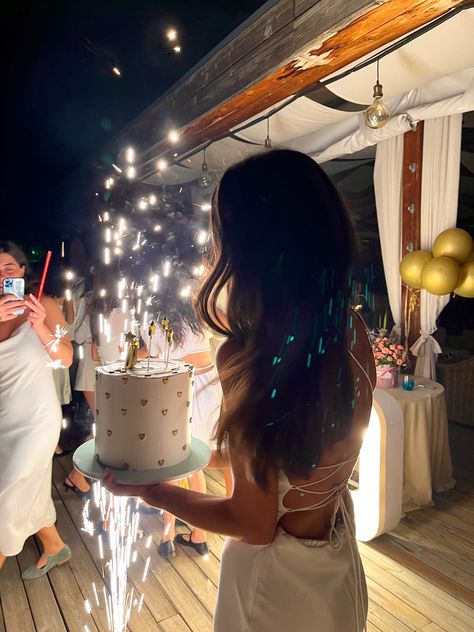 Rich Birthday Party, Birthday Girl Aesthetic, Seventeenth Birthday, Rich Rich, Sweet Sixteen Birthday Party Ideas, 17th Birthday Ideas, Aesthetic Party, 20th Birthday Party, Eighteenth Birthday