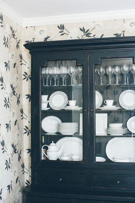 China Cabinet Decor, Country Cupboard, Hutch Decor, Dining Buffet, Dining Room Hutch, China Cabinet Display, White Dishes, Farmhouse Dining Room, Glass Cabinet