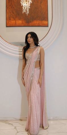 Saree Wedding Simple, Sari Modern Style, Aesthetic Sarees For Wedding, Saree Idea For Wedding, Saree For Shaadi, Farewell Indian Outfit, Farewell Sare Ideas, Pink Saare Aesthetic, Saris For Farewell