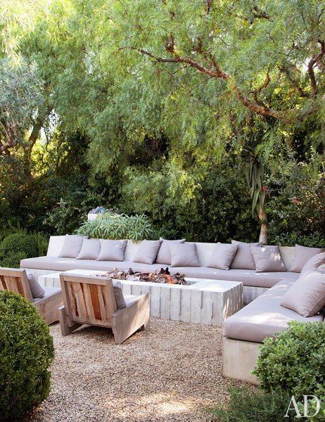 Backyard Sitting Areas, Design Per Patio, Garden Seating Area, Malibu Home, Fire Pit Furniture, Relaxing Outdoors, Fire Pit Ideas, Frank Gehry, Backyard Fire