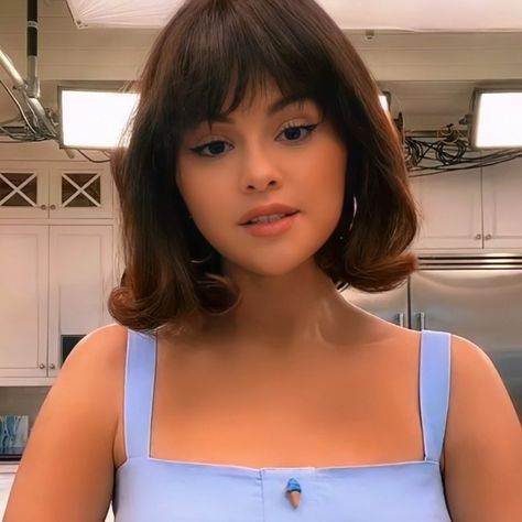 Selena Gomez Fringe, Selena Gomez 2022, Latina Short Hair, Selena Gomez Bob, Selena Gomez Haircut, Short Hair And Bangs, Selena Gomez Bangs, Short Hair 2022, Shoulder Length Hair With Bangs