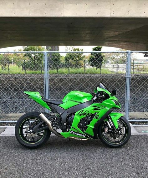 Green Motorcycle Aesthetic, Kawasaki Ninja 600, Kawasaki 600, Green Ninja, Green Motorcycle, Kawasaki Ninja 250r, Kawasaki Zx10r, Kawasaki Bikes, Moto Car