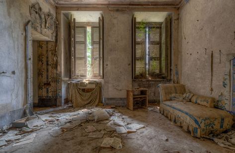 Abandoned Bedroom, Eerie Pictures, Dusty House, Italian Castle, Italian Bedroom, Old Abandoned Houses, Children Hospital, French Castles, Interior Pictures