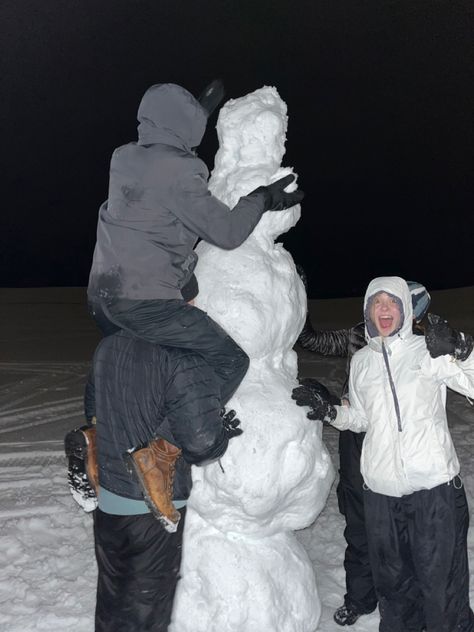 Bariloche, Building A Snowman With Friends Aesthetic, Snowman Building Aesthetic, Building Snowman Aesthetic, Friends In Snow Aesthetic, Building A Snowman Aesthetic, Winter Group Photos, Winter Things To Do With Friends, Couple Winter Aesthetic