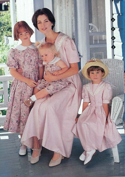 Spring 1995 matching mother and daughter dresses Laura Ashley Clothing, Laura Ashley Fashion, Mother Daughter Fashion, Vintage Laura Ashley, Laura Ashley Dress, Mother Daughter Dress, 1990s Fashion, Black Prom, 1990's Fashion