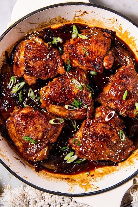 Oven Dinner Recipes, Dutch Oven Chicken Thighs, Dutch Oven Recipes Cast Iron, Dutch Oven Chicken, Cacciatore Recipes, Braised Chicken Thighs, Oven Chicken Recipes, Classic French Dishes, Dutch Ovens