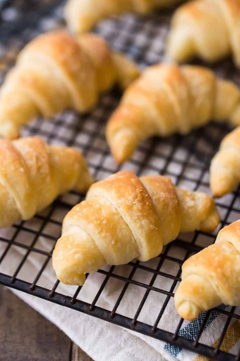 Homemade Crescent Rolls: these were so light, soft, and buttery!  And so much tastier than store bought.  #crescentrolls #homemade #recipe #easy #quick #bread #rolls #yeast #best #dough #flaky #dinners #parties #holidays #kids #simple #baking #thanksgiving #snacks #meals #appetizers #butter #cooking #comfortfoods #bakingamoment Baking Thanksgiving, Crescent Roll Bake, Roll Dough Recipe, Crescent Rolls Recipes, Croissant Rolls, Crescent Rolls Recipe, Homemade Crescent Rolls, Thanksgiving Snacks, Crescent Recipes