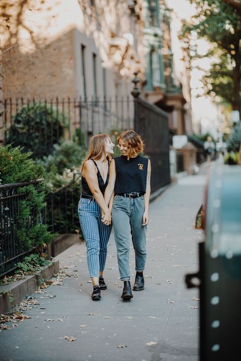 Brooklyn Heights Couples Photos - 27Travels #Engagement_Shoots_Poses #Shooting_Couple #Engagement_Announcement_Photos #Creative_Engagement_Photo https://whispers-in-the-wind.com/creative-photo-ideas-to-capture-your-love-story/?why-do-bad-things-happen-to-good-people Lesbian Couple Photoshoot Poses, Brooklyn Wedding Photos, Shooting Couple, Couple Engagement Pictures, Engagement Pictures Poses, Brooklyn Heights, Couples Photo, Couple Picture Poses, Engagement Poses