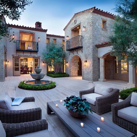 Northern Italian style villa surrounded by an inviting desert oasis Living Room Decor With Brown Sofa, Beautiful Courtyards, Rich Houses, Outdoor Lounge Area, Decor Ikea, Casas Coloniales, Italian Home, Italian Villa, Design Exterior