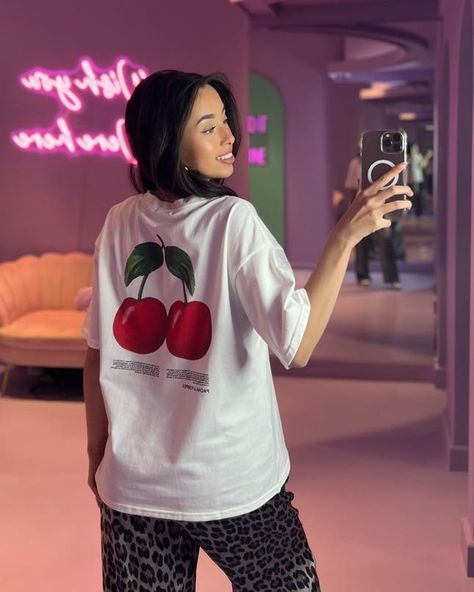 Cherry Graphic T-Shirt 🍒| €29,99 #baylee #store #almelo #webshop #shopping #outfit #outfitoftheday #ootd #outfitinspo #getinspired #inspiration ##loavies #girlsgoneloavies Cherry Graphic, Outfit Of The Day, Graphic T Shirt, Shopping Outfit, Graphic Tshirt, Cherry, Ootd, Outfit Inspo, T Shirt