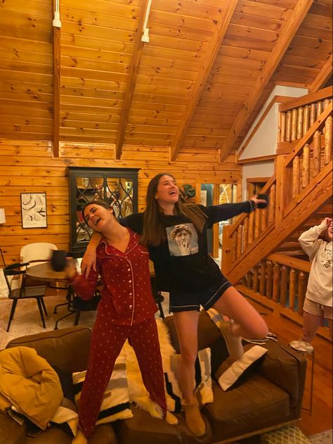 cabin girls trip wine dancing singing Cabin Aesthetic With Friends, Cabin Pics With Friends, Fun Friend Aesthetic, Cabin Retreat Aesthetic, Cabin Trip Pictures, Cabin Inspo Pics, Things To Do At A Cabin With Friends, Friend Cabin Trip, Cute Camping Photos