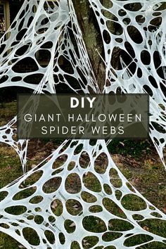 Easy Halloween Outside Decorations Diy, Diy Scary Decorations, Halloween Trees Decorations, How To Make Homemade Halloween Decorations, Spooky Outside Decor, Outdoor Decorations Halloween, Diy Halloween Spiders Outdoor, Halloween Tree Decorations Outdoor Diy, Diy Halloween Cobwebs