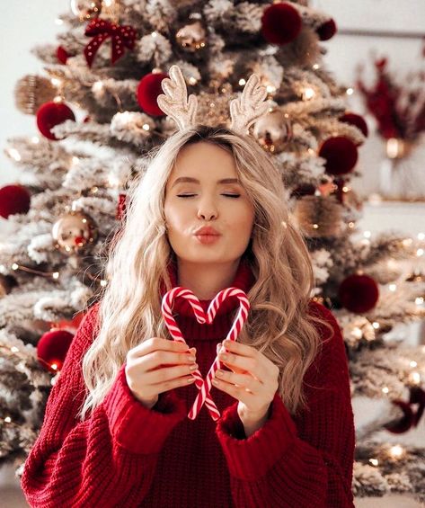 Instagram Christmas Photos, Holiday Photoshoot Family Outdoor, Christmas Aesthetic Photography, Solo Christmas Photoshoot, Indoor Christmas Photoshoot, Xmas Fits, Christmas Pictures Ideas, Christmas Instagram Pictures, Xmas Pics