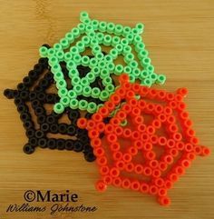 Halloween Webs, Halloweenpyssel Barn, Hama Beads Halloween, Halloween Perler, Bead Spider, Beads Halloween, Hamma Beads Ideas, Melty Bead Patterns, Fuse Bead Patterns