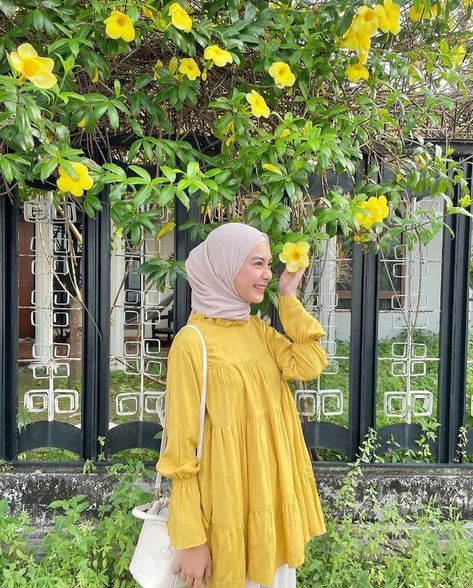 Mustard Hijab Outfit, Pastel Hijab Outfit, Yellow Hijab Outfit, Yellow Blouse Outfit, Ootd Raya, Yellow Hijab, Ootd Cafe, Outfit Mustard, Mirror Blouse