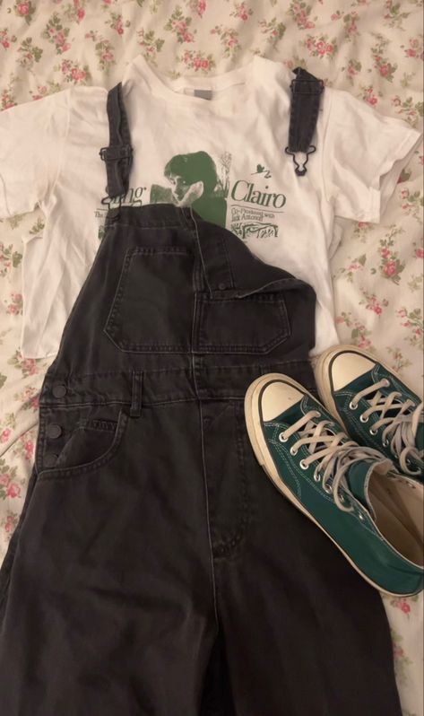 outfit idea clairo outfit inspiration taylor swift gracie abrams My Aesthetic Clothes, Overalls Aesthetic Outfit, Black Overall Outfit, Outfit Aesthetics Types, Vintage Aesthetic Style, Black Overalls Outfit, Fest Outfits, Overall Outfit, Downtown Outfits