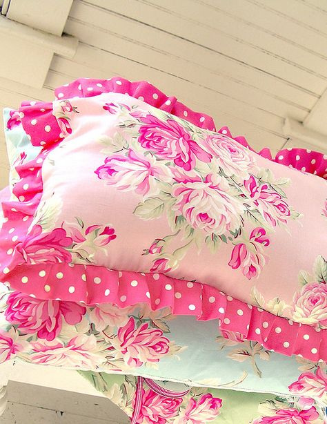 Gorgeous Ava Rose pilows! Shabby Chic Pillows, Rose Pillow, Vintage Interior Design, Shabby Chic Bedroom, Pretty Pillow, Chic Pillows, Shabby Chic Bedrooms, Sewing Pillows, Creation Couture