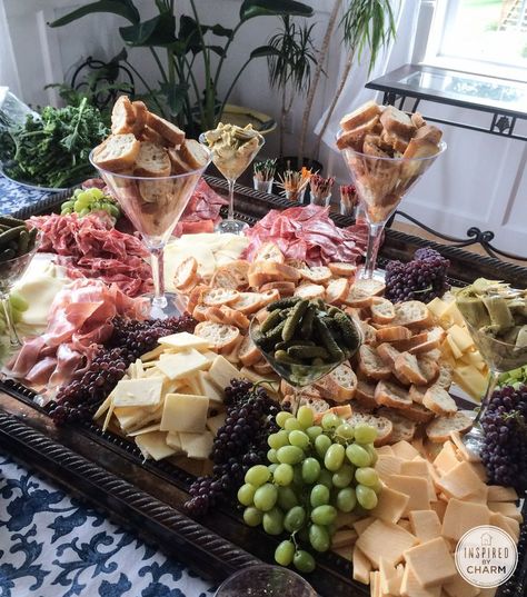 I didn't know it was possible to make mistakes when making a cheese plate... This fabulous spread avoids all of the Common Mistakes of a Cheese Plate! Cheese Display, Table Buffet, Wine And Cheese Party, Fruit Bar, Wine Tasting Party, Cheese Party, Tasting Party, Food Displays, Snacks Für Party