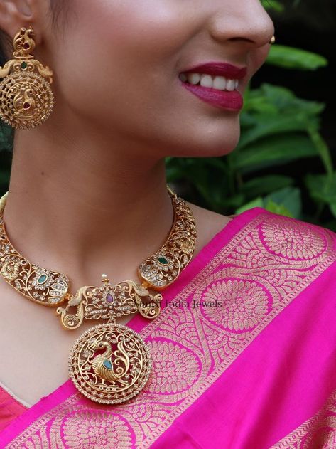 Blouses Pattern, Temple Jewelry Necklace, Antique Necklaces Design, Diamond Pendants Designs, Bridal Jewelry Vintage, Beautiful Gold Necklaces, Gold Necklace Indian Bridal Jewelry, Fancy Jewellery Designs, Beautiful Peacock