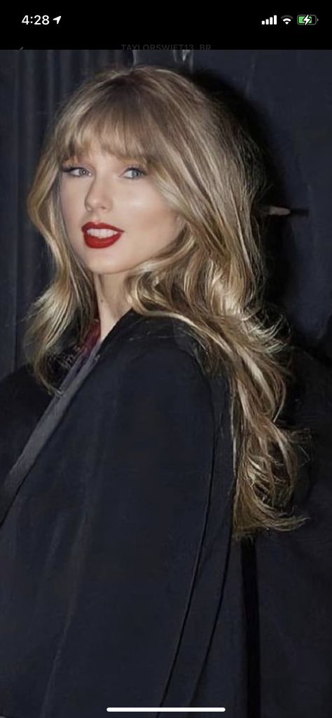 Taylor Swift Long Hair With Bangs, Taylor Swift Blowout, Taylor Swift Dirty Blonde Hair, Taylor Swift Hair Color 2024, Taylor Swift Dark Blonde, Taylor Swift Blonde Hair Colour, Taylor Swift Dark Hair, Blake Lively Bangs, Taylor Swift Curtain Bangs