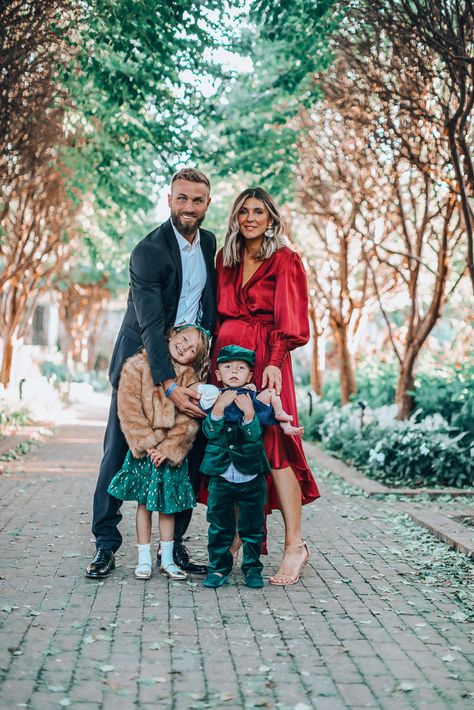 Natal, Christmas Pictures Outfits Family, Christmas Card Photo Outfits, Holiday Family Pictures Outfits, Family Outfits For Christmas Pictures, Christmas Photoshoot Family Outfit, Holiday Picture Outfits, Family Christmas Pictures Outfits Dressy, Christmas Mini Outfit Ideas