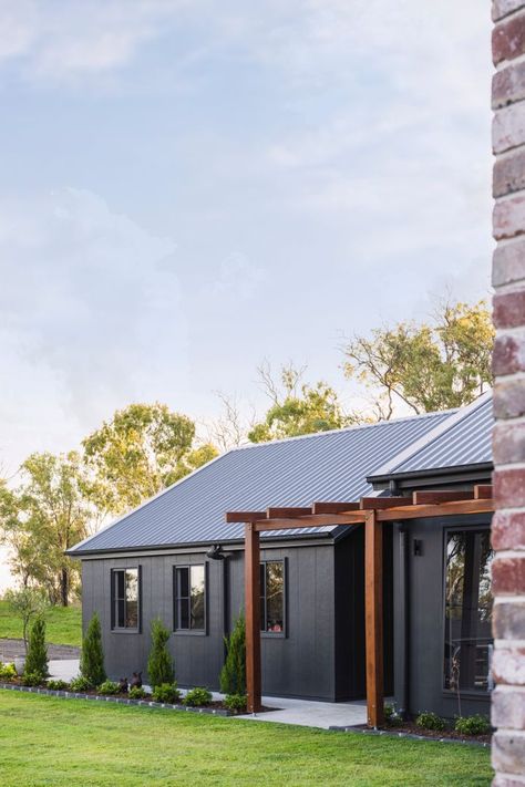 Shed Homes Ideas, Black Modern Farmhouse, Australia House, Modern Shed, Farmhouse Architecture, Shed Home, House Cladding, Modern Barn House, Rural House