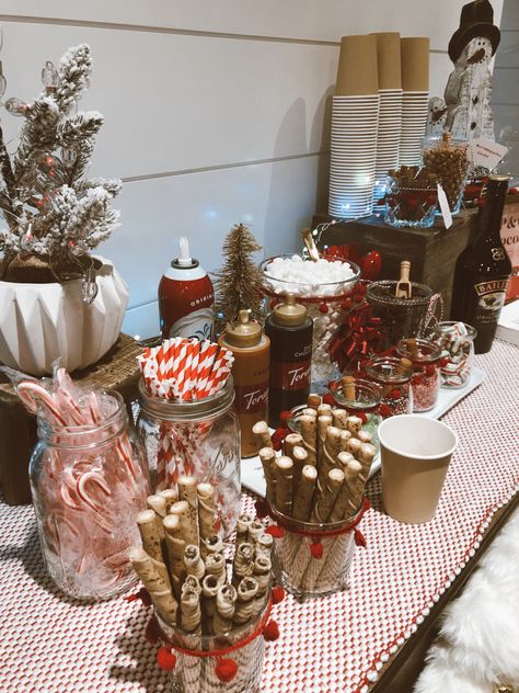 Hot Cocoa Bar Work, Cocoa Bar Station Party, Holiday Treat Table, Cocoa And Cookies Christmas Party, Holiday Party Ideas Decor, Aesthetic Christmas Party Decor, Brunch Christmas Ideas, Holiday Bar Set Up, College Christmas Party Ideas