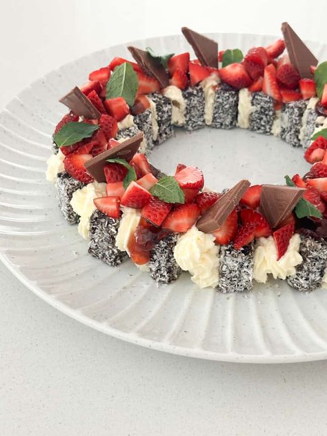 Lamington Christmas Dessert Wreath Natal, Lamington Wreath Cake, Christmas Wreaths Dessert, Christmas Festive Food, Lamington Christmas Wreath, Aussie Party Food, Christmas Platter Desserts, Strawberry Christmas Dessert, Xmas Food Desserts