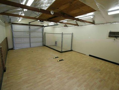 dog room garage #dogroomgarage Dog Kennel Inside, Diy Dog Run, Backyard Dog Area, Luxury Dog Kennels, Indoor Dog Kennel, Dog Run, Dog Spaces, Dog Area, Dog Kennel Outdoor