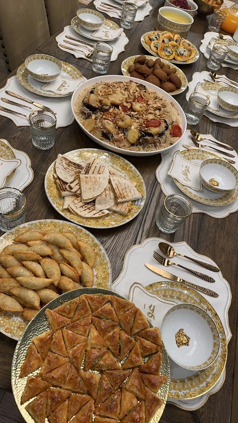 Iftar Ideas Ramadan, Eid Food Table Decoration, Iftar Food Ideas, Ramadan Food Iftar Table, Ramadan Iftar Ideas, Ramadan Food Ideas, Ramadan Iftar Food, Iftar Platter, Ramadan Buffet