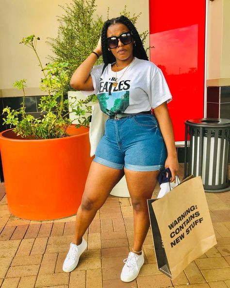 Denim Shorts Outfit Summer Black Women, Summer Outfits Big Stomach, White Jeans Outfit Summer, Plus Size Shorts Outfit, Plus Size Summer Outfits Big Stomach, Denim Shorts Outfit Summer, Leather Shorts Outfit, High Waisted Shorts Outfit, Big Stomach