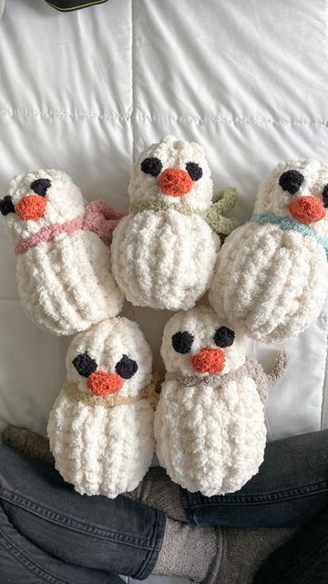 Snowman Diy, Plushie Crochet, Crochet Snowman, Diy Snowman, Finger Knitting, Snowmen Patterns, Blanket Handmade, Arm Knitting, Take A Nap