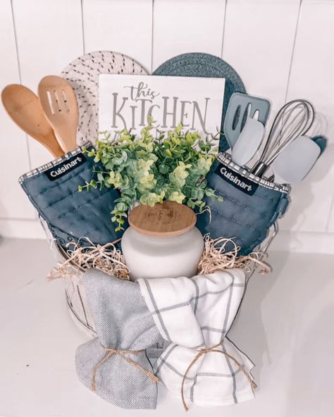 24 DIY Housewarming Basket Ideas Anyone Who Moved Into A New Home Will Love Closing Gift Basket, Kitchen Gift Baskets, Housewarming Basket, Housewarming Gift Basket, Luxury Gift Basket, Creative Gift Baskets, Homemade Gift Baskets, Raffle Basket, Housewarming Gift Baskets