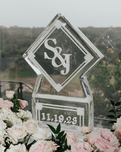 Star was the star of the show at her winter wonderland wedding! 💫 Swipe to see the insane white and blush floral installs, the extravagant reception, and fun details like their custom ice sculpture. ❄️ •⁠ •⁠ Wed Society | Austin FEATURED vendors:⁠ Venue: @thevidereestate ⁠ Videographer: @thatsamorefilms⁠ Florals: @bouquetsofaustintx⁠ Ice Sculpture: @full_spectrum_ice⁠ Wedding Planner: @pearleventsaustin⁠ DJ: @batcitybeats ⁠ Invites: @pinkchampagnedesigns •⁠ •⁠ // Photo:@laurenparrphotography... Ice Luge Wedding, Wedding Ice Sculpture, Ice Sculpture Wedding, Ice Luge, Ice Cake, Ice Sculpture, 30th Wedding Anniversary, Winter Wonderland Wedding, Ice Sculptures