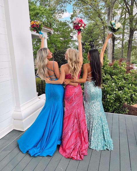 Prom Pose Inspiration, 2024 Prom Poses, Prom Pic Ideas Friends, Prom Photos With Bouquet, Poses For Pictures Prom, Three People Prom Poses, Senior Prom Poses, Fun Prom Poses Friend Pics, Senior Prom Pictures Friend Pics