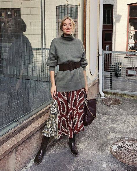 15 Holiday Outfits With Skirts That We Love | Who What Wear Waist Belt Outfit, Hanna Stefansson, Simple Sweaters, Older Women Fashion, Women Fashion Edgy, Grey Turtleneck, Winter Mode, Womens Fashion Edgy, Outfit Trends