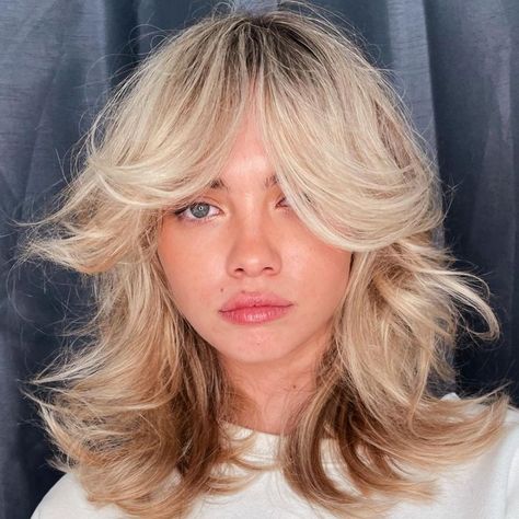 Are you going for the most refreshing face-framing layered and choppy shoulder-length hair that might change your look? One of the biggest trends of the season is this medium shag with long curtain bangs. We have some tips and tricks on how you can style your hair so you can rock it with confidence. // Photo Credit: @bel_pipsqueekinsaigon on Instagram 70s Haircuts, Choppy Haircuts, 70s Hair, Shoulder Length Hair Cuts, Short Hair With Bangs, Cut My Hair, Short Hair With Layers, Medium Hair Cuts, Curtain Bangs