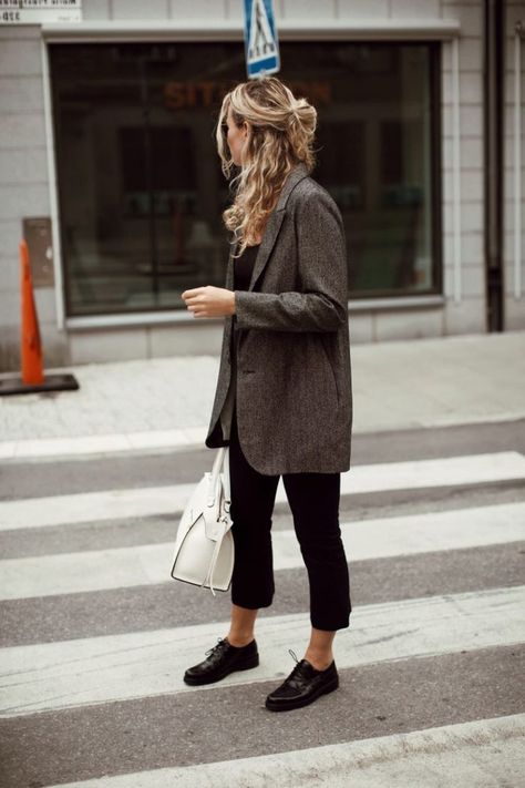 Womens Brogues Outfit, Oxfords Womens Outfits, Brogues Outfit Women, Brogues Womens Outfit, Brogues Outfit, Oxfords Outfit, Oxford Shoes Outfit, Oxford Brogues, Minimalist Capsule Wardrobe