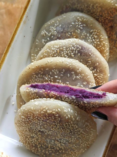 A super easy recipe for vegan mochi pancakes. Soft, pan-fried sweet pancakes, slightly crispy on the outside and filled with purple sweet potato. Vegan Mochi, Sweet Potato Mochi, Mochi Pancakes, Korean Sweet Potato, Sticky Rice Cakes, Sweet Pancakes, Cooking Sweets, Savory Rice, Purple Sweet Potato