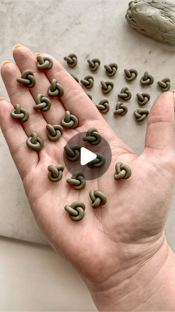 Stud Earring Size Guide, Extruded Polymer Clay Ideas, Polymer Clay Knot Studs Tutorial, Knotted Clay Earrings, Knot Earrings Clay, Polymer Clay Knot Earrings Tutorial, Polymer Clay Stud Earrings Tutorial, Clay Extruder Earrings, Diy Polymer Earrings