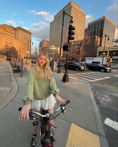 Biking Outfit Aesthetic, Casual Bike Ride Outfit, Cute Bike Riding Outfits, Bike Riding Outfit, Aesthetic Boston, Cute City, Blonde Style, Middle School Outfits, High School Outfits