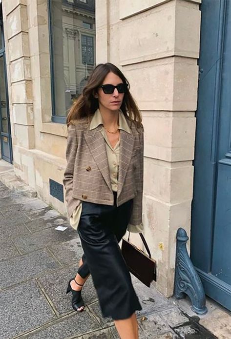 the cropped blazer in plaid with culottes and black sandals Crop Blazer Outfit, Cropped Blazer Outfit, Mode Dope, Crop Outerwear, Vintage Inspired Shoes, Song Of Style, Outfit Formulas, Crop Blazer, Instagram Outfits