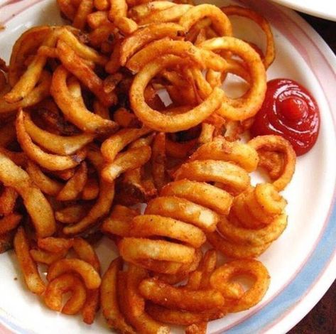 Curly Fries, Yummy Food, Baking, Collage, Canning, Pins, Quick Saves