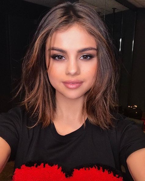 Selena Gomez Just Brought Back This ’90s Haircut Maquillaje Selena Gomez, Selena Gomez Fashion, Selena Gomez Short Hair, Glamorous Hairstyles, Short Shaggy Bob, 90s Haircuts, Shorts Hair, Selena Gomez Makeup, Selena Gomez Hair