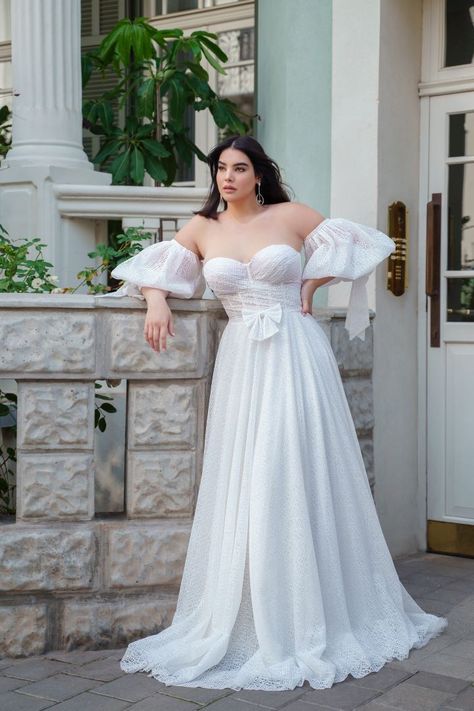 Chubby Wedding Dress, Horror Wedding, Reception Dress Short, Plus Size Wedding Dresses With Sleeves, Curvy Wedding Dress, Vogue Bride, Wedding Gown Brand, Plus Size Brides, Plus Size Wedding Gowns